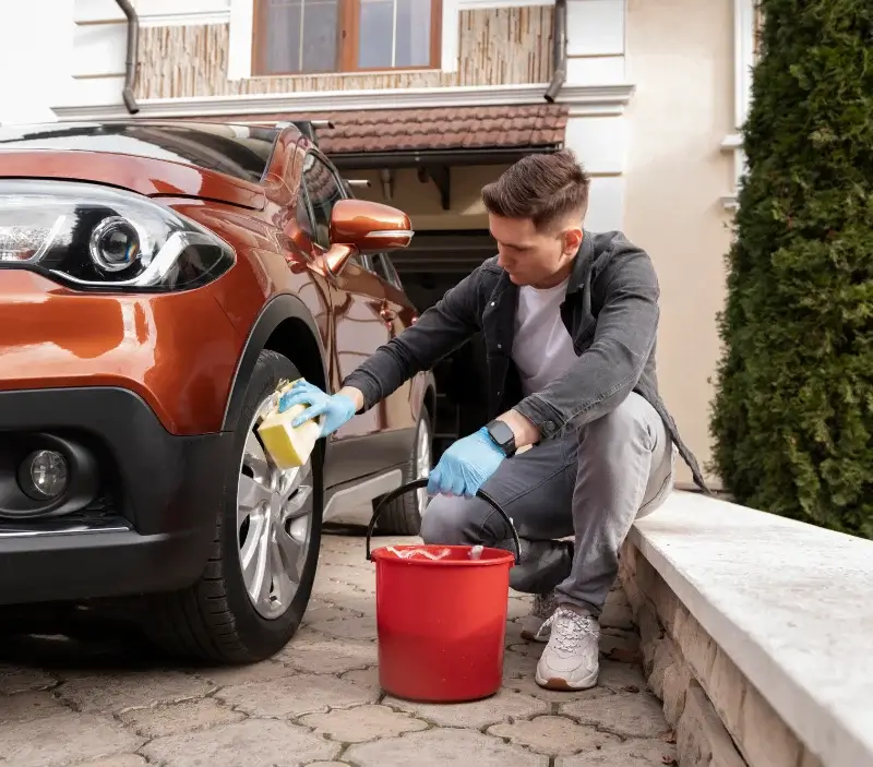 Lavage auto à domicile La Feuillée : professionnel intervenant sur un véhicule